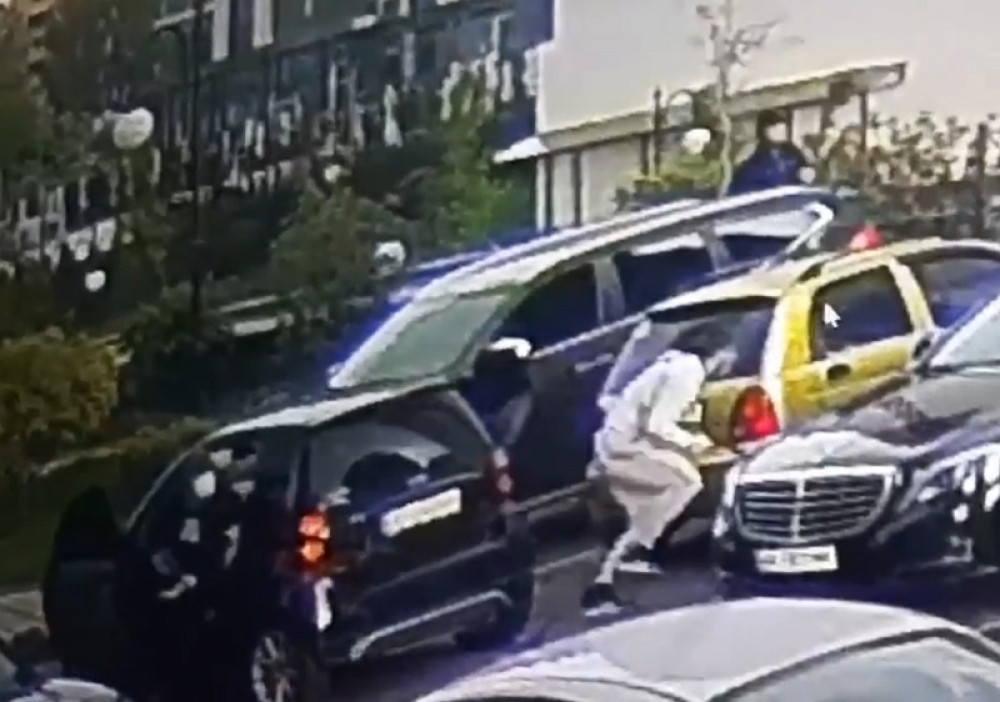 Objavljen snimak napada na vođu kavačkog klana, napadač nemilosrdno ispalio sedam hitaca u Radoja (UZNEMIRUJUĆI VIDEO)