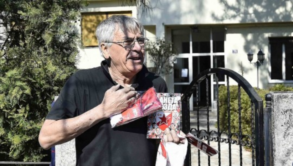 Sa specijalnim mantilom bio na utakmici, ljubav prema Zvezdi usađena od samog početka!