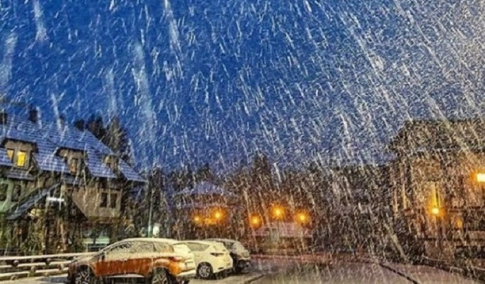 Na Kopaoniku sneg pada kao da je zima, iznenađeni i meštani (VIDEO)