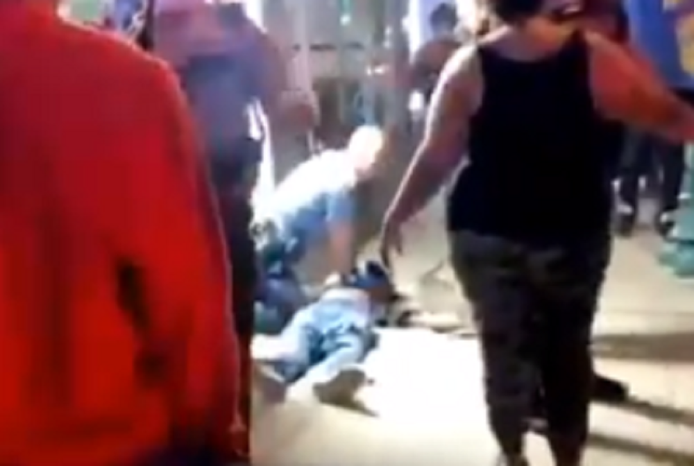 Traje rat na ulicama, muškarac preminuo! Policajac ga uzalud reanimirao