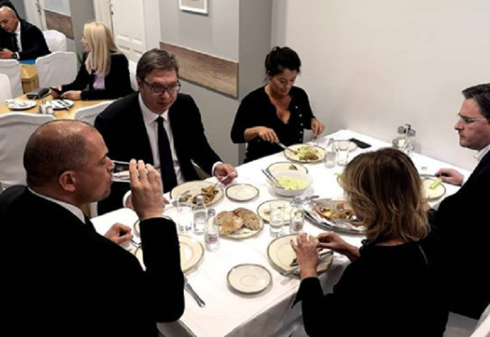 Predsednik Vučić sa najbližim saradnicima uživao u omiljenom jelu (FOTO)