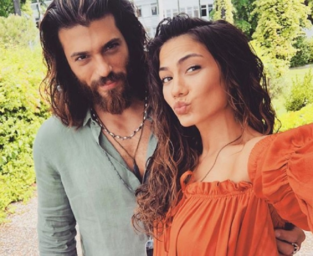 Nakon burne veze sa Džanom Jamanom, glumica našla novu ljubav: Demet Ozdemir u naručju drugog glumca