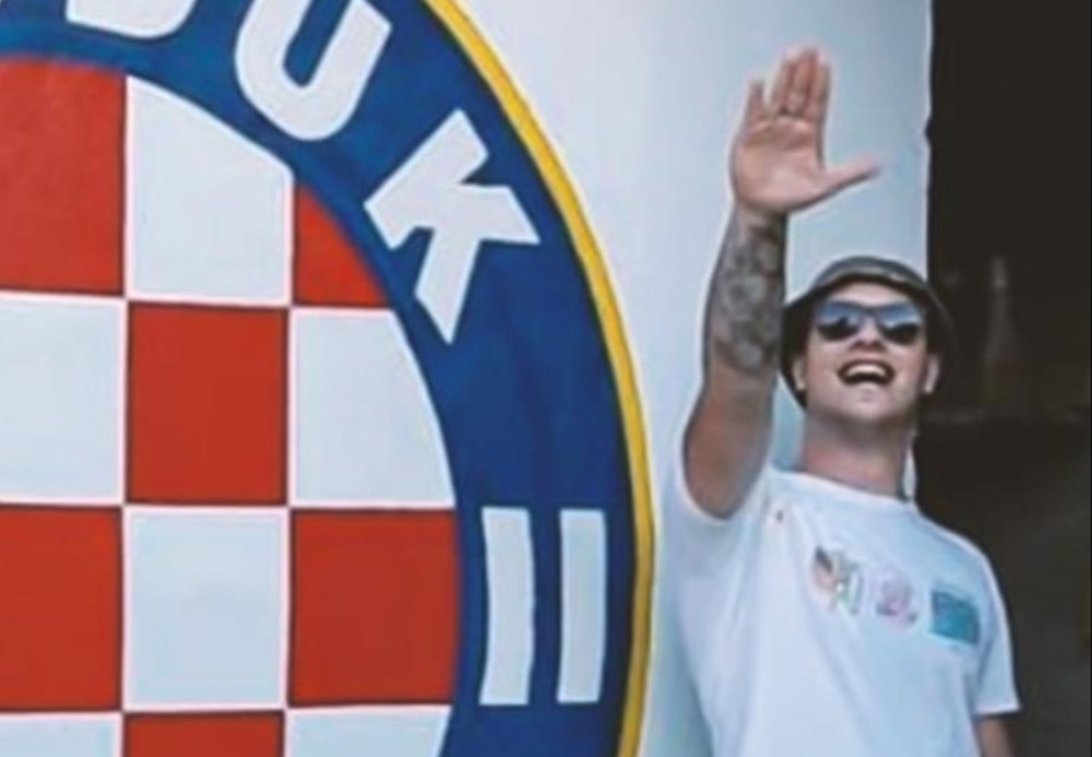 Kakav skandal! Sin hrvatskog gradonačelnika se uz nacistički pozdrav slikao pored grba Hajduka iz Splita! (FOTO)