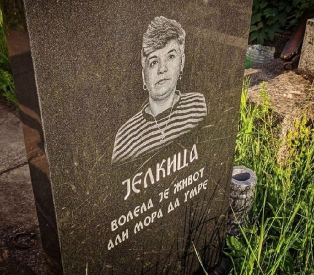 Nadgrobni spomenik od koga idu suze na oči: Ovakvu poruku srpsko groblje još nije videlo! (FOTO)