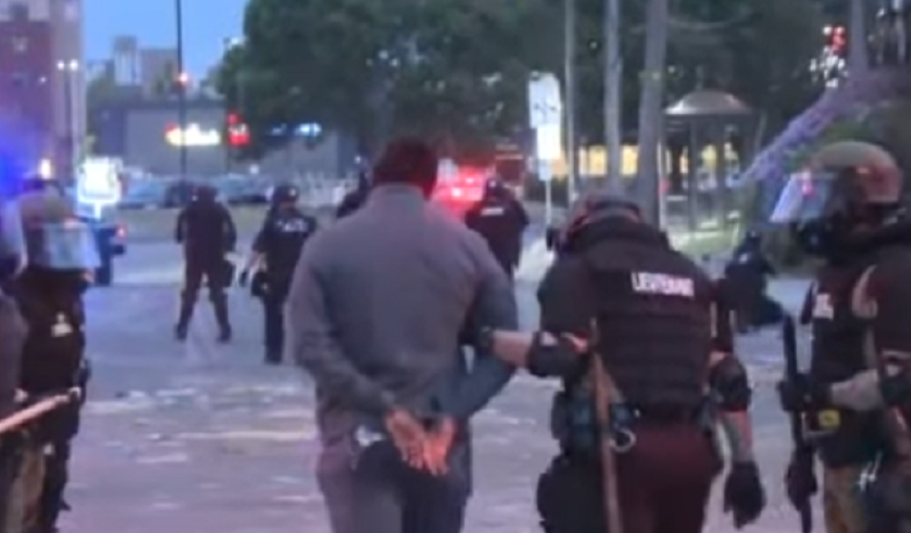 Tamnoputi novinar izveštavao o neredima, a onda su došli beli policajci (VIDEO)