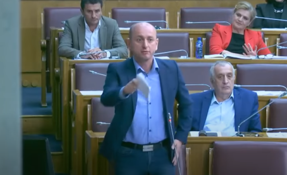 Zbog govora Milana Kneževića na današnjoj sednici krenule salve smeha