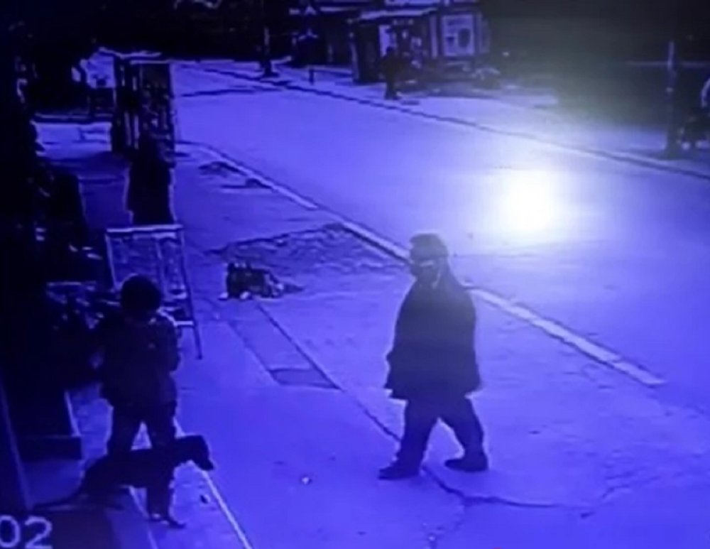 Detetu je ispred radnje ispao novac, a ovaj čovek nije imao ni trunke savesti, pogledajte šta je uradio (VIDEO)