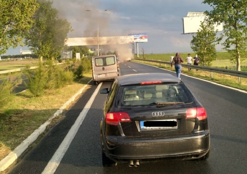 Zapalio se automobil kod aerodroma (FOTO/VIDEO)