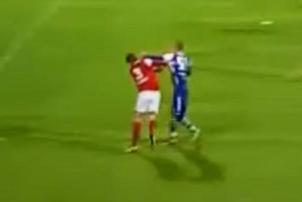 Igrač Radničkog nokautirao rivala usred igre - fudbaler Napretka nepomično ležao (VIDEO)