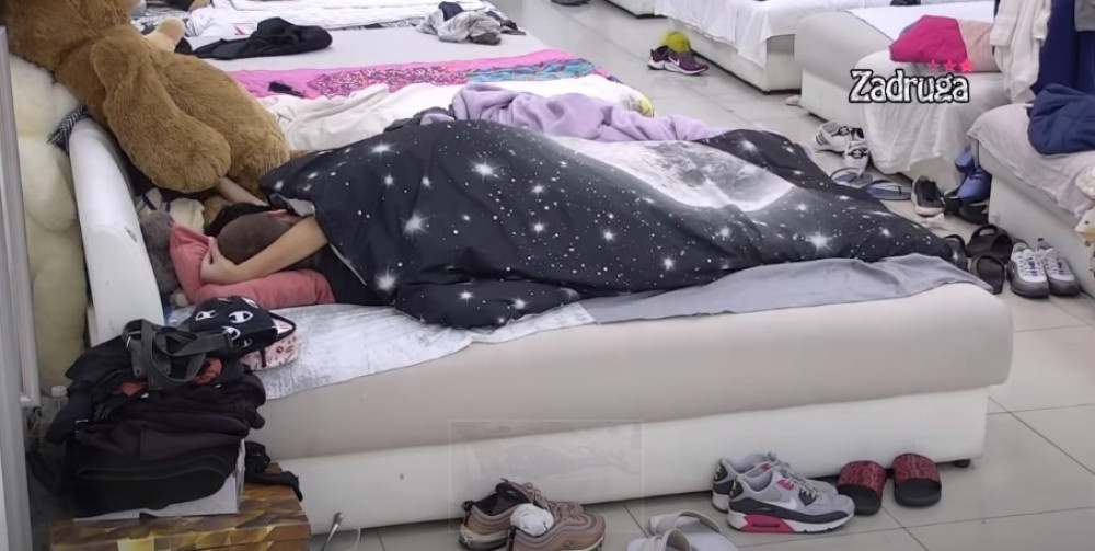 Mina i Mensur upražnjavali odnose dok su ih drugi zadrugari gledali i komentarisali (VIDEO)