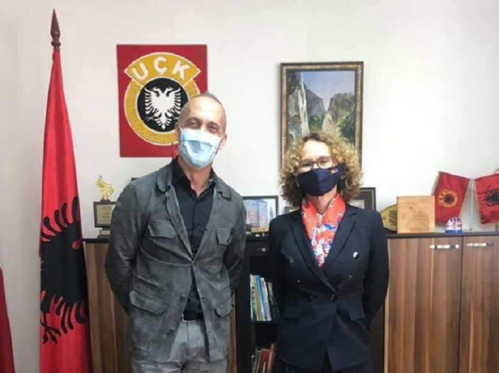 Ministarka se fotografisala ispred simbola UČK, zabila Srbima nož u leđa! (FOTO)