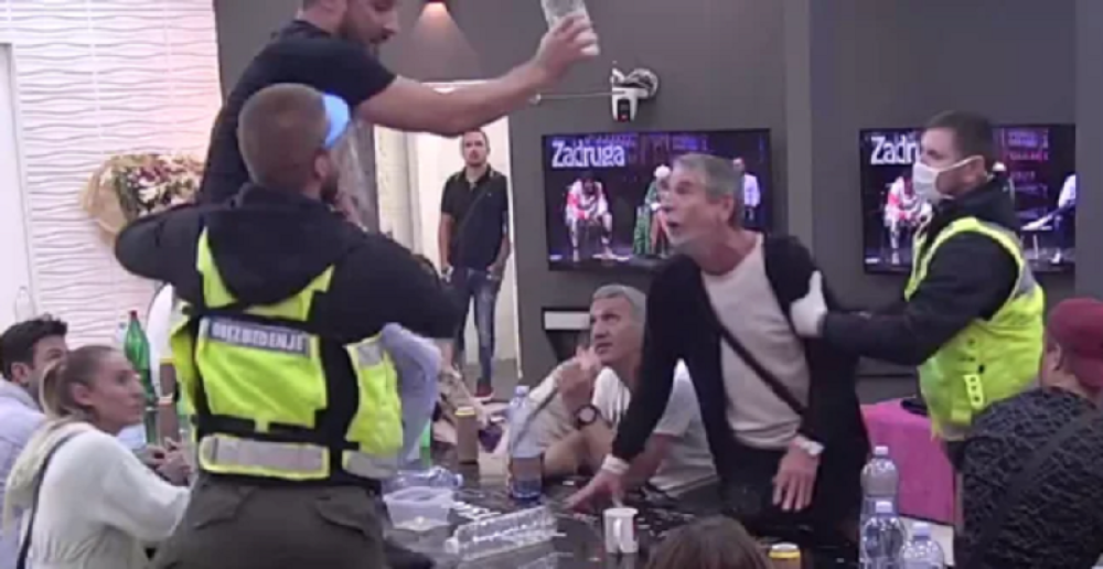 Marko Miljković dobio napad besnila, skočio na sto pa divljao: Obezbeđenje nije moglo da ga zaustavi! (VIDEO)