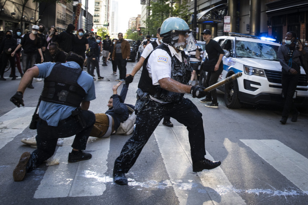 Eskalirali sukobi u Njujorku i Los Anđelesu: Zapaljeni automobili na sve strane, ispaljeni meci...