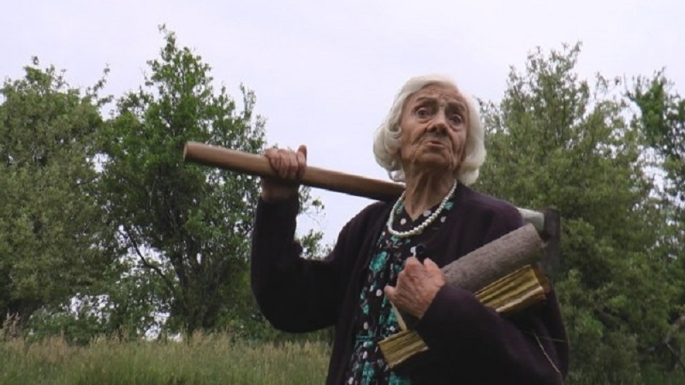 Super baka Ljubica sa 95 godina radi sve poslove: Kosi travu, cepa drva, kuva, a za svoju dugovečnost ima poseban recept