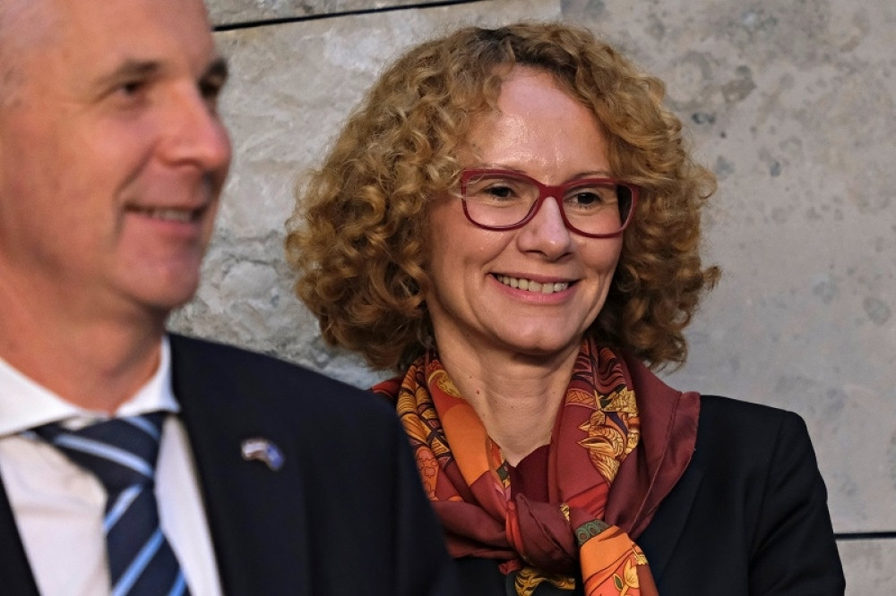 Političarka Radmila se slikala sa simbolima albanske oslobodilačke vojske OVK