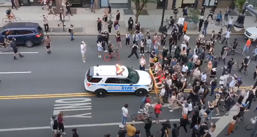 Policija gazi narod, automobilom krenuli na masu demonstranata