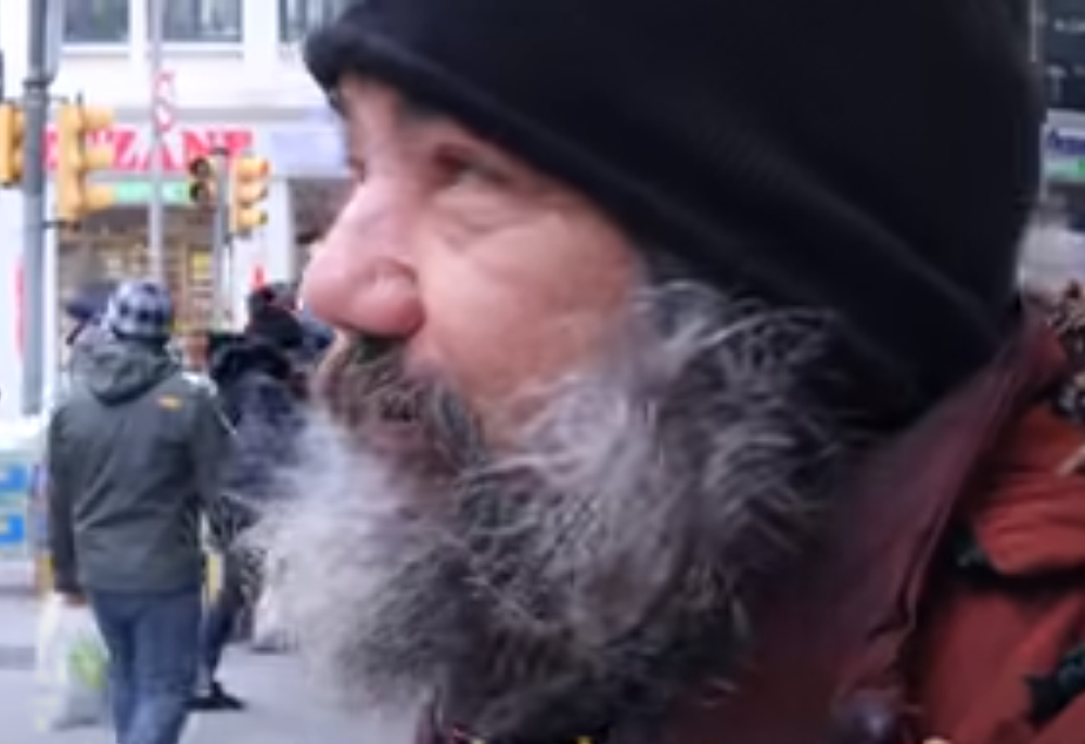 Prosjak je tražio samo kafu ili čaj, a frizer mu je podario i sasvim novi izgled (VIDEO)