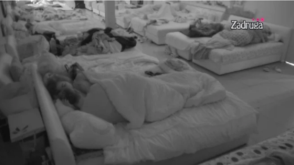 Posle svađe, Edis prigrlio Draganu: Razmenjivali vrele dodire ispod pokrivača!