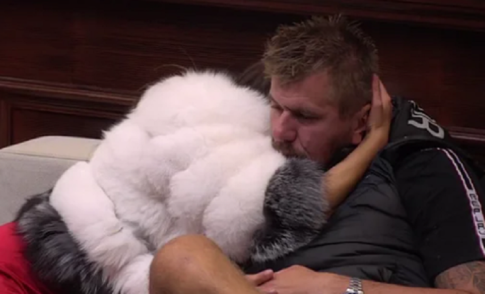 Maja i Janjuš završili zajedno u krevetu: Skinula haljinu ispod koje nije imala donji veš i uletela u postelju (VIDEO)