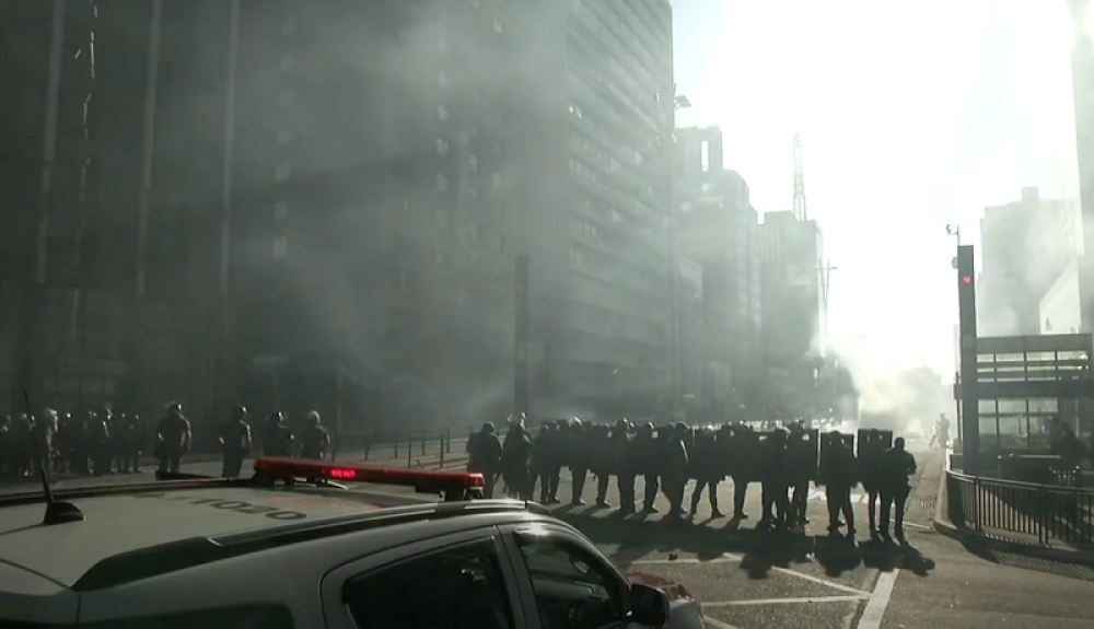 Plamen pobune se širi, hoće da ga sruše s vlasti! Policija na udaru! (VIDEO)