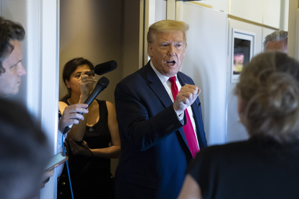 Odzvanjaju zidovi sale za sastanke, Tramp urlao na guvernere!