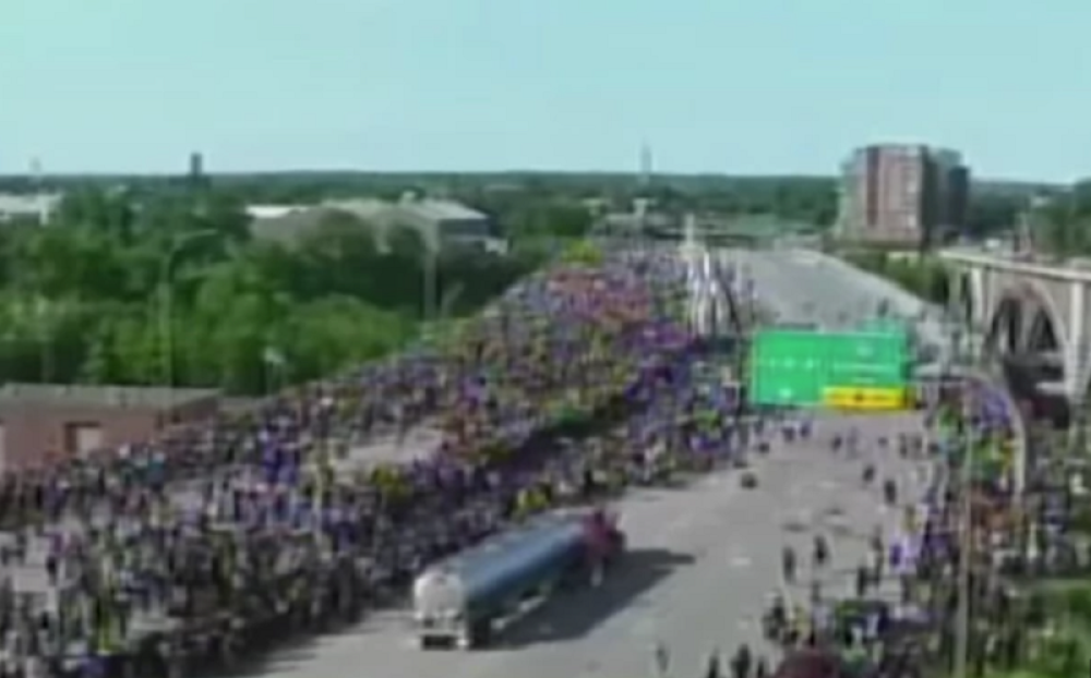 Bogdan kamionom uleteo u demonstrante na mostu, besni Amerikanci ga izvukli iz kabine i počeo je haos! (VIDEO)