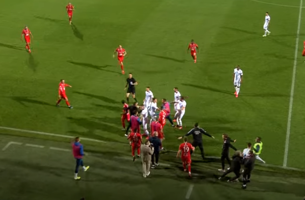 Potukli se Hrvati među sobom, udarali se po glavama i žestoko vređali, reagovala i policija! (VIDEO)