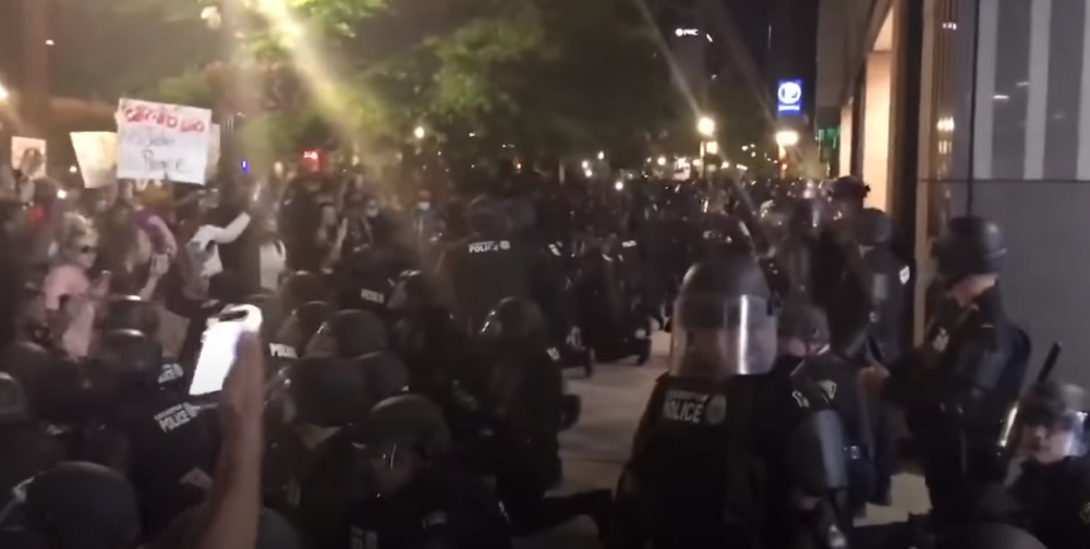 Policajci otkazali poslušnost državi, snimci predaje obilaze svet! (VIDEO)