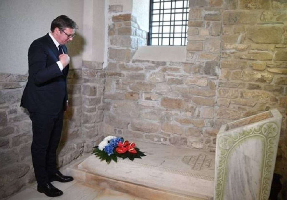 Predsednik Vučić na grobu Svetog Save u Trnovu (FOTO)