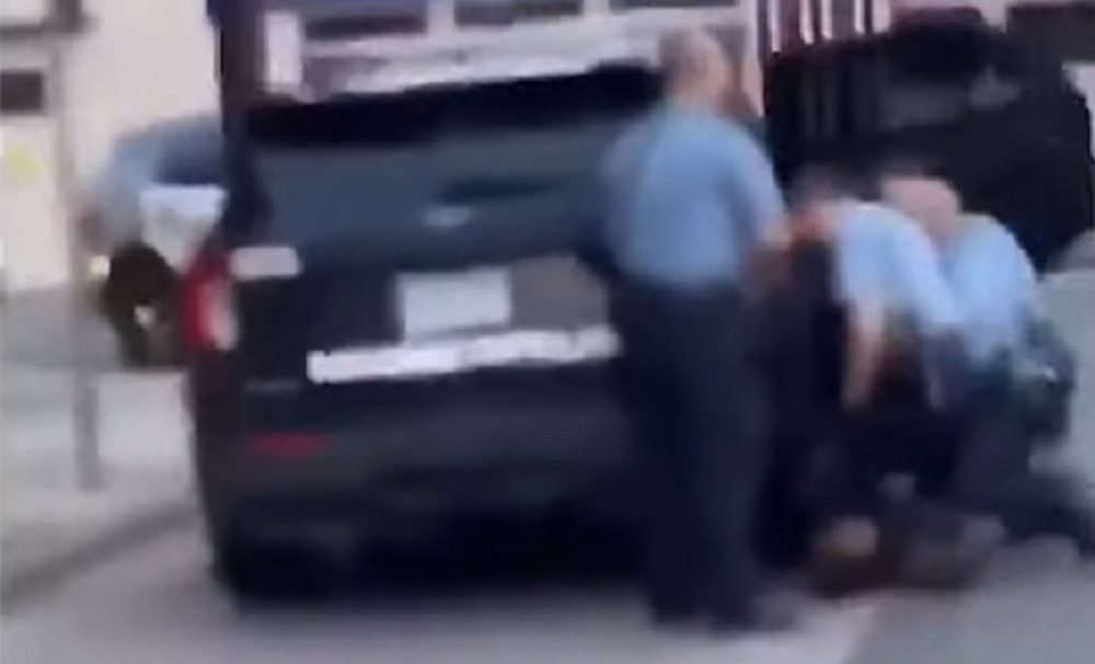 Nedužnog Flojda policajci prebijali pre nego što su ga gušenjem poslali u grob (VIDEO)