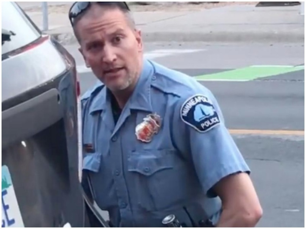 Zbog njega Amerika gori, a država mu odredila kauciju! Policajac Čovin premešten u novi zatvor!