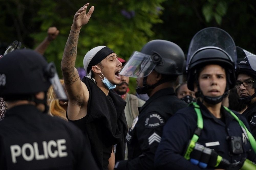 Uhapšeno 45 demonstranata, povređen 21 policajac