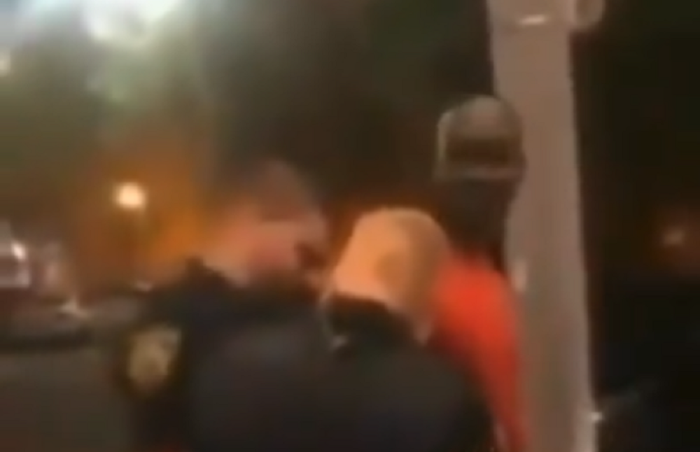 Policajci maltretirali Afroamerikanca, nisu imali pojma s kim se kače! (FOTO/VIDEO)