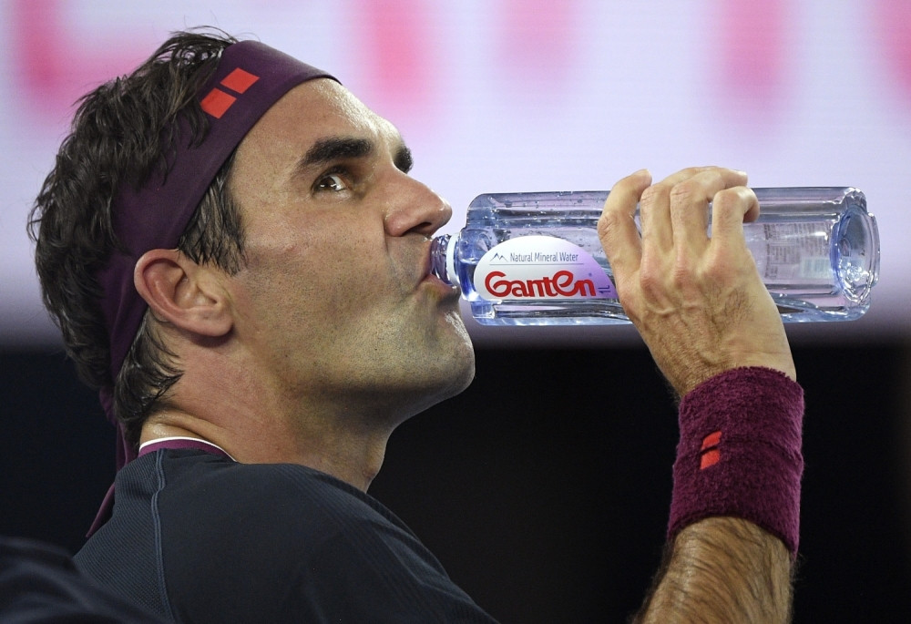 Neka vidi kako je Đokoviću! Šampionka napala Rodžera Federera: "Zarađuje 100 miliona, a većina ne može da živi od tenisa!"