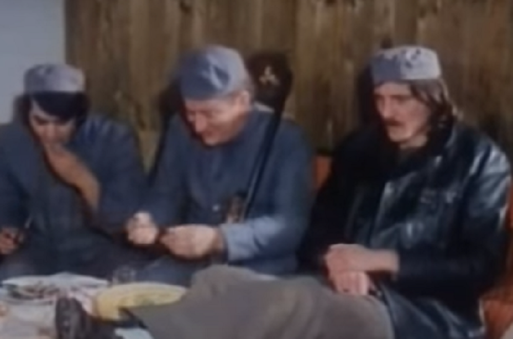 Poznati glumac zbog  zaštitne maske napravio SKANDAL u autobusu! (VIDEO)