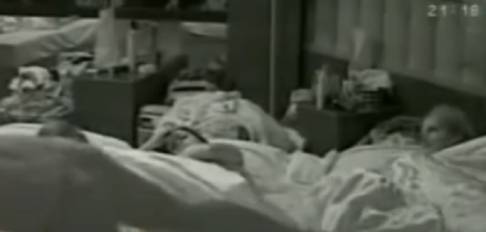 Javno je se odrekli: Rijaliti učesnica zbog preljube stavljena na stub srama!