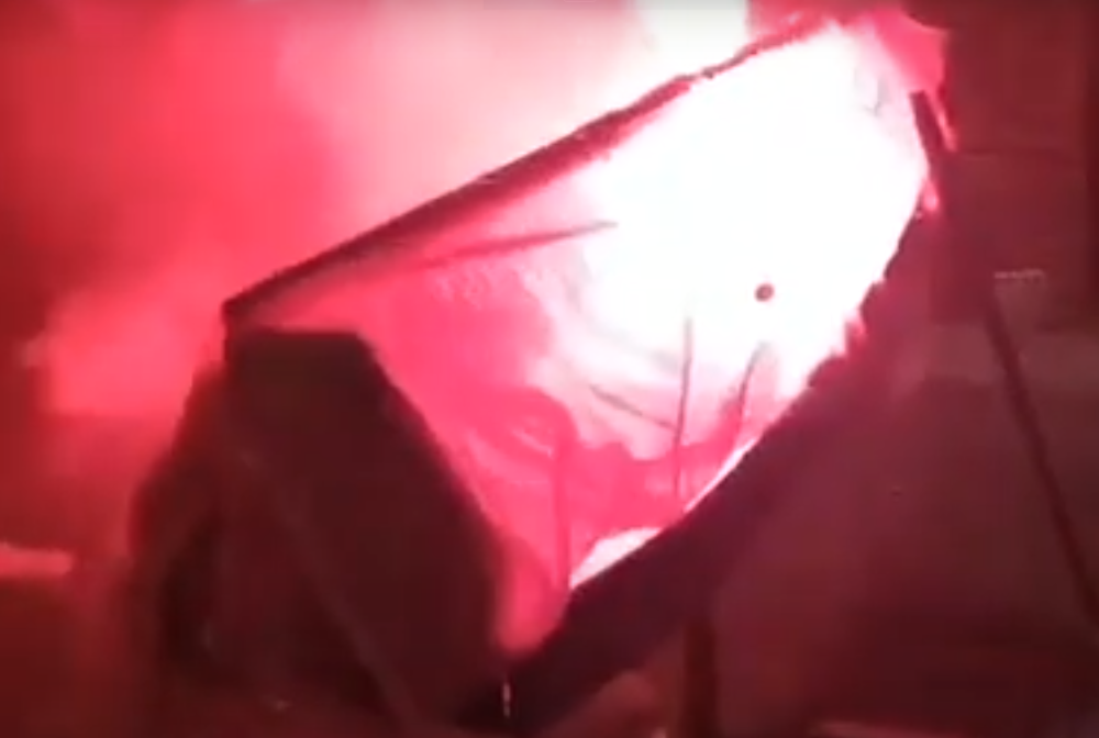 Horde zla zapalile mrtvački kovčeg na ulici - morbidna provokacija! (VIDEO)