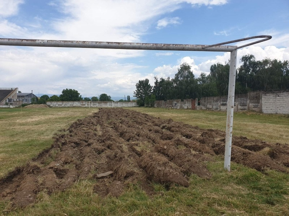 Posadili krompir na svom terenu, a onda saznali da ostaju u ligi! (FOTO)