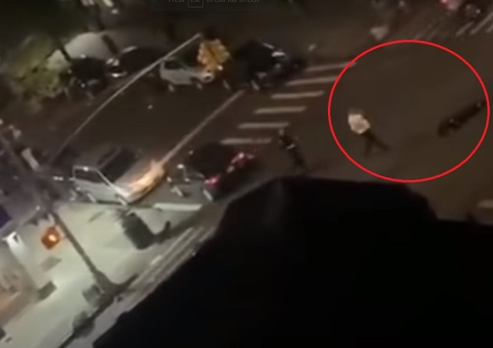 Od siline udarca policajac odleteo u vazduh pa leteo nekoliko metara! Strašan prizor nepomičnog čoveka na ulici! (VIDEO)