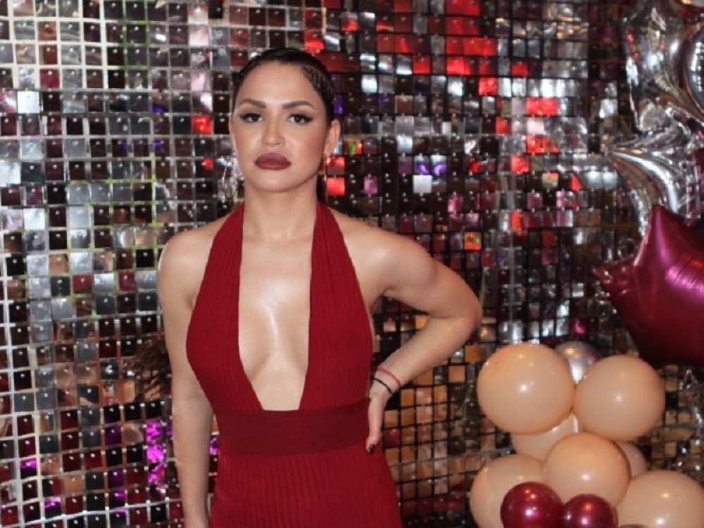 Aleksandra Mladenović danas ima razlog da se raduje, dočekala goste na veoma glamuroznoj lokaciji!