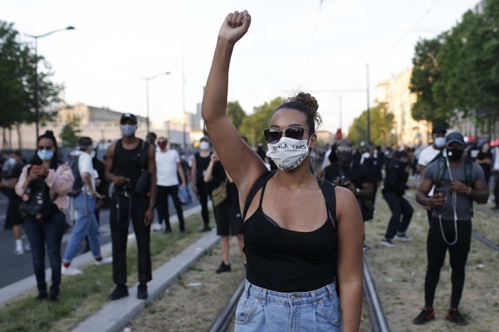 Lomljava i bes na sve strane, gore automobili! Policija u haosu! (FOTO/VIDEO)