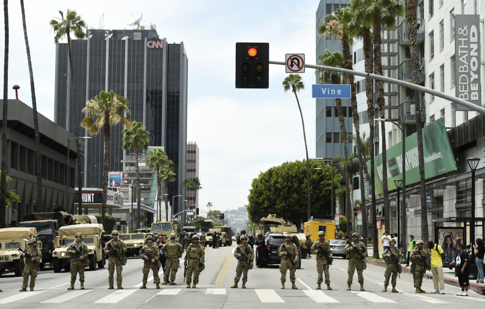 Mrtve straže sa metkom u cevi i bajonetima postavljene po ulicama, oklopna vozila zauzela ključne tačke, sve je spremno za građanski rat!
