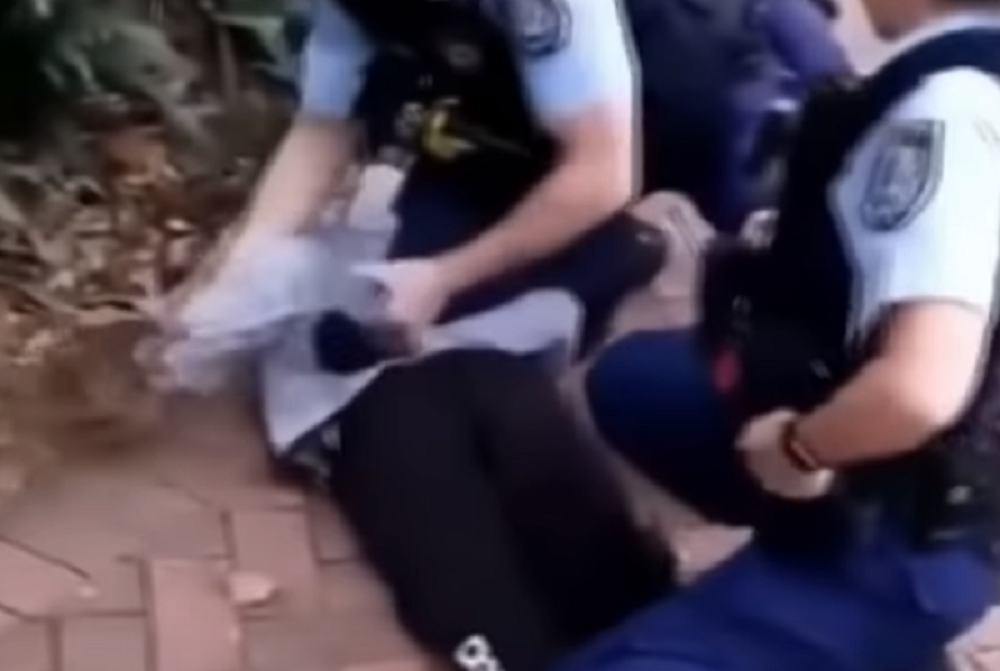 Policajci brutalno maltretirali aboridžinskog dečaka (FOTO/VIDEO)