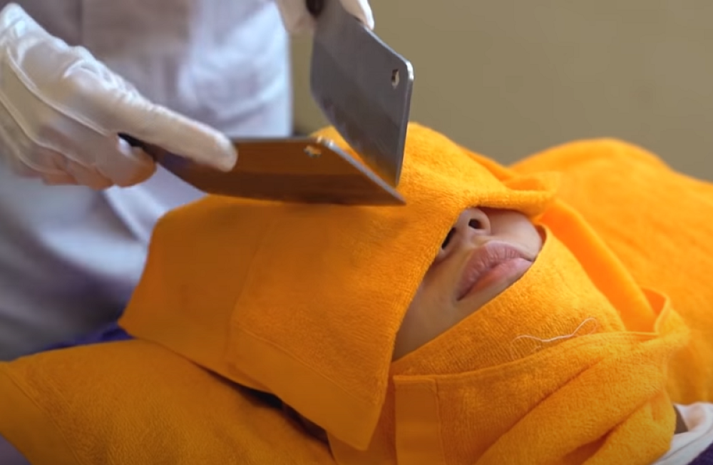 Jeziva masaža noževima! Da li biste se usudili da probate? (VIDEO)