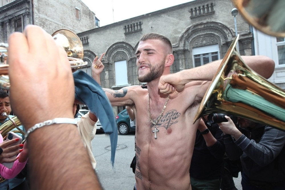 Bakljada u Titelu, Veljko Ražnatović uz Cecinu pesmu potegao pištolj! (FOTO)