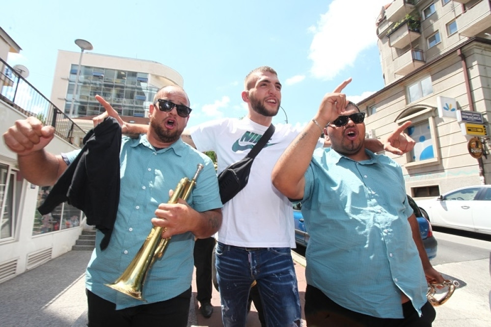 Veljko uz porodicu i tradicionalnu srpsku pesmu slavi rođenje sina prvenca!