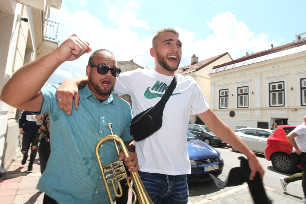 Veljko pokazao svoje pevačko umeće: Emotivnom pesmom raznežio sve na proslavi u vili Ražnatovića! (FOTO/VIDEO)