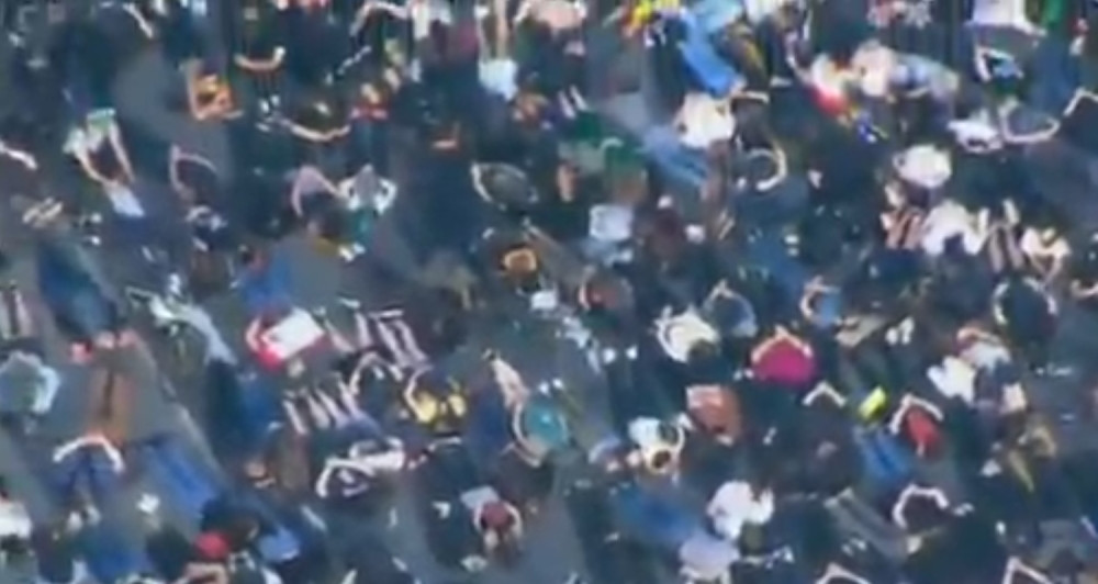 Hiljade ljudi nepomično ležalo sa rukama na leđima na mostu, a njihova poruka je odjkenula kao najsnažnija bomba! (VIDEO)