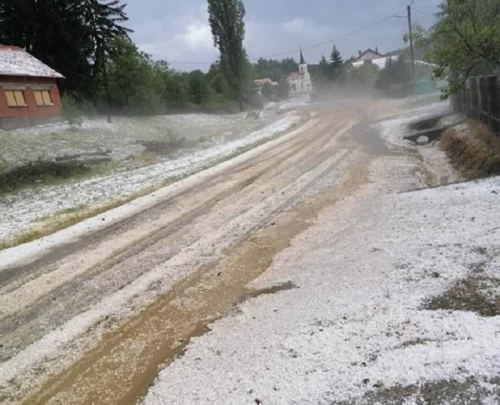 Snažno nevreme hara Hrvatskom: Grad veličine lešnika, građani ga skupljaju lopatama (VIDEO/FOTO)