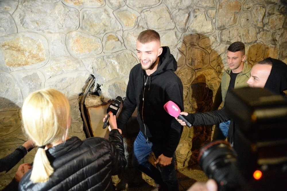 Veljko prvi stigao na slavlje! Od uzbuđenja je uspeo da izusti samo jednu reč! (VIDEO)